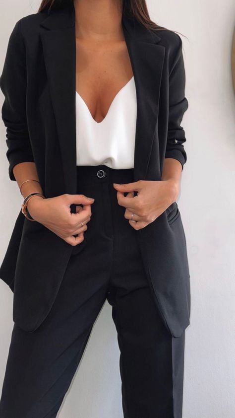 Blazer y pantalon de vestir negro Pantalon Sastrero Outfit Noche, Outfit Elegantes, Neat Casual Outfits, Outfit Blazer, Fashionable Work Outfit, Lawyer Outfit, Look Formal, Body Outfit, Outfit Mujer