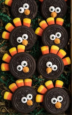 Oreo Candy Corn Turkey, Turkey Made Out Of Candy, Thanksgiving Theme Snacks For Kids, Crafts With Candy Corn, Thanksgiving Favors Ideas, Thanksgiving Candy Board, Thanksgiving Turkey Desserts For Kids, Oreo Cookie Turkey Treats, Pre K Snacks Classroom