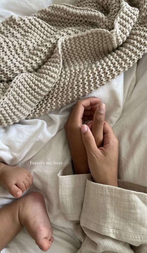 Love Romance Aesthetic, Baby Aesthetic Girl, Baby Hospital Photos, Mother Baby Photography, Baby Announcement Photoshoot, Birkin Mom, Baby Aesthetic, Romance Aesthetic, Mom Aesthetic