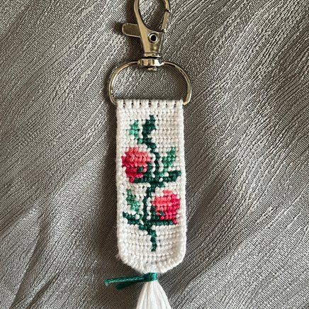 Alpha pattern #79426 | BraceletBook Thread Keychain Pattern, Embroidery Floss Keychain Patterns, Friendship Bracelet Keychain Pattern, Alpha Patterns Keychain, Alpha Keychain Pattern, Flower Alpha Pattern, Alpha Pattern Keychain, Friendship Bracelet Flower, Cute Alpha Patterns