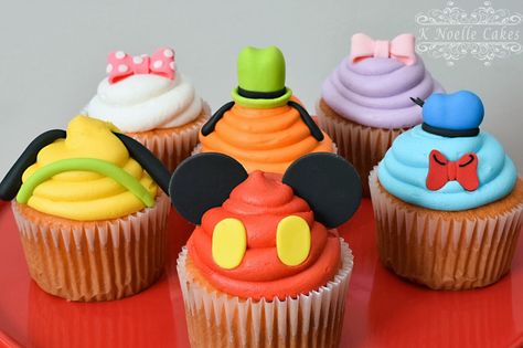 Disney themed cupcakes by K Noelle Cakes Disney Themed Cakes, Cartoon Cupcakes, Disney Cupcakes, Character Cupcakes, Disney Desserts, Disney Birthday Cakes, Pastel Cupcakes, Disney Birthday Party, Disney Treats