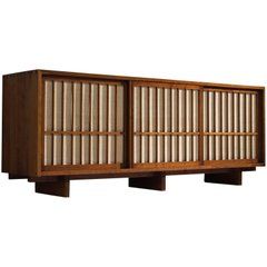 George Nakashima Credenza in American Walnut and Pandanus Cloth Japanese Cabinet, Sliding Door Cabinet, Timber Projects, Sideboard Tv, Fine Furniture Design, George Nakashima, Tv Sideboard, Vintage Sideboard, Diy Things