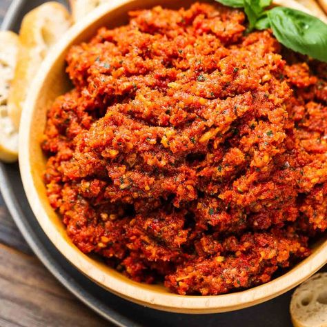 Sun Dried Tomato Tapenade is an easy and delicious 4 ingredient spread that comes together in minutes and is perfect with crusty bread or crackers. Sundried Tomato Tapenade Recipe, Crostini Sandwiches, Homemade Tapenade, Sun Dried Tomato Dip, Tomato Tapenade, Cannellini Bean Dip, Sundried Tomato Dip, Tomato Appetizers, Pizza Sides