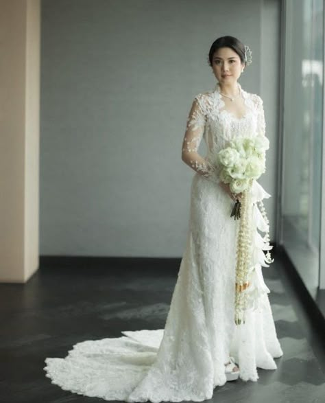 Modern Kebaya Wedding Dress, Pengantin Jawa Modern, Nikah Pics, Kebaya Wedding Dress, Chinese Bridal Dress, Wedding Kebaya, Malay Wedding Dress, Javanese Wedding, Kebaya Wedding