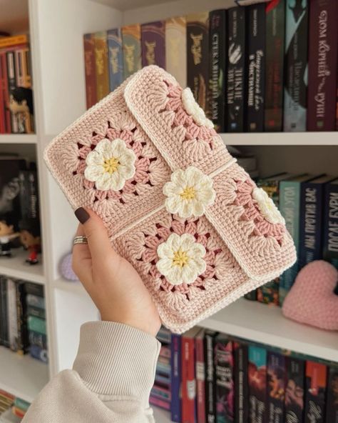 Book Case Crochet, Booksleeve Crochet, Sleeve With Flowers, Crochet Cute Things, Book Sleeve Crochet, Crochet Book Covers, Crochet Laptop Case, Diy Granny Square Bag, Crochet Book Sleeve