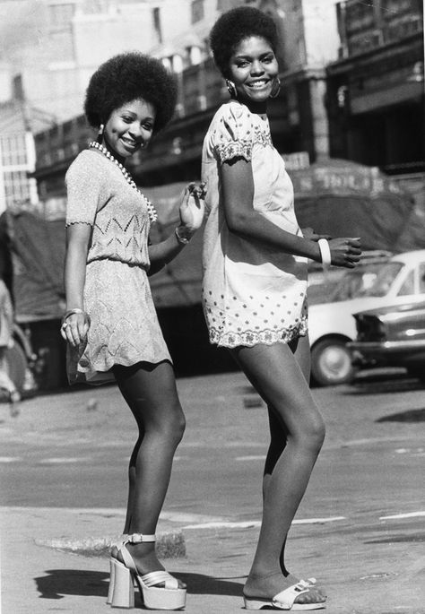 Two models, photographed in 1973, wearing mini dresses, one with platform sandals, the other in flat exercise sandals. - Graham Wood / Evening Standard / Getty Images 70s Fashion African American, 1970s Prom, Prom Outfit, 1970's Fashion, Black Glamour, 70s Inspired Fashion, Vintage Black Glamour, 1970s Fashion, Moda Vintage