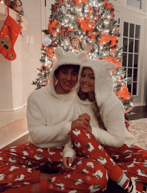 Holidays With Boyfriend, Cute Christmas Photo Ideas, Couples Photoshoot Christmas, Christmas Couple Pics, Christmas Dates, Christmas Couple Pictures, Relationship Pics, Cute Date Ideas