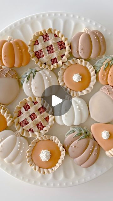 Lisa Charlson on Instagram: "Thanksgiving presale is live! Last day to preorder is 11/16 or if I reach capacity. Pick up in Las Vegas (Skye canyon 89166). Link in bio! Dm me if you have any questions 💕" Thanksgiving Royal Icing Cookies, Fall Leaf Sugar Cookies, Thanksgiving Cookies Decorated, Thanksgiving Sugar Cookies, Leave Cookies, Cookies Thanksgiving, Pumpkin Sugar Cookies, Cookie Stand, Icing Ideas