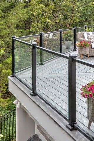 Rooftop Deck Railing Ideas, Composite Deck With Glass Railing, Veranda Railing Ideas Balconies, Composite Decking Railing Ideas, Decking Balustrade Ideas, Modern Railing Outdoor, Outdoor Railing Ideas, Glass Deck Railing Ideas, Cottage Railing