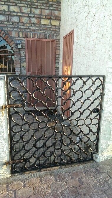 The gate Kevin made for our house in Mexico... Out of our horses shoes! Horse Shoe Projects, Horse Shoe Ideas, Horseshoe Ideas, Horseshoe Crafts Projects, Horseshoe Projects, Horseshoe Decor, Welding Ideas, Horseshoe Crafts, Welding Art Projects