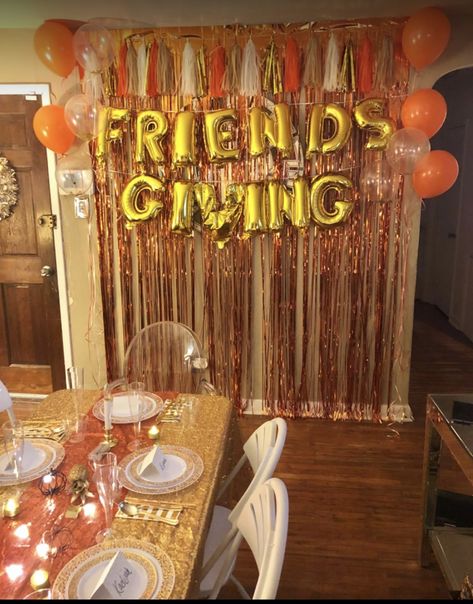 Thanksgiving Party Decorations Ideas, Thanksgiving First Birthday, Friendsgiving Inspiration, Friendsgiving Dinner Party Decor, Thanksgiving Food Crafts, Friendsgiving Food Ideas, Thanksgiving Dinner Decor, Hosting Friendsgiving, Friendsgiving Dinner Party