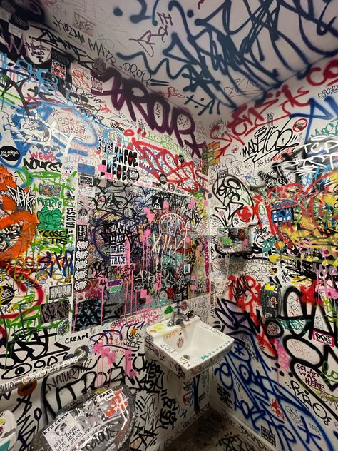 Room Graffiti, Graffiti Bedroom, Aesthetic Graffiti, Graffiti Aesthetic, Graffiti Room, Bathroom Graffiti, Art Pinterest, Graffiti Photography, Graffiti Tagging