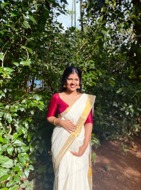 Onam Saree Poses At Home, Simple Onam Saree Look, Onam Saree Aesthetic, Tamil Saree Style, Simple South Indian Saree Look, South Indian White Saree Look, Onam Saree Kerala Blouse, Onam Saree Poses, Onam Saree Looks