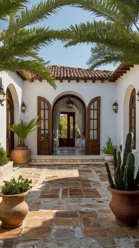 Mediterranean House Courtyard, Homes With A Courtyard, Home Italian Style, Small Mediterranean Homes Exterior, Tuscan Home Design, One Story Mediterranean Homes, Italian Inspired Home Decor, Italian Houses Interior, Italian Inspired Interior Design