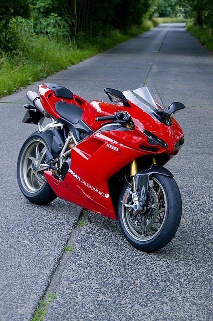 Ducati 1198S - Awesome torque, but can be a handful on the street.  Uncompromising ergonomics make for uncomfortable city riding, but once you are out of the city... To Fast To Furious, Ducati 1299 Panigale, Ducati 1198, Motorcycle Lifestyle, Motor Balap, Xe Ducati, Moto Ducati, Italian Motorcycles, Fast Bikes