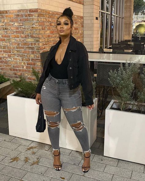 Summer Bar Outfits Night Casual Black Women, T Shirt Club Outfit, Black Jean Jacket Outfits Summer, Going Out Outfits Night Mid Size, Outfit To Comedy Show, 30 And Up Outfits Black Women, Cute Plus Size Concert Outfits, Date Night Jeans Outfit Summer, Cute Casual Outfits For Spring Black Women