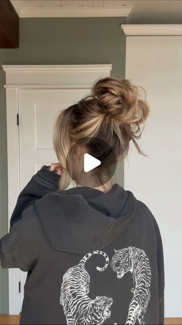 Messy Bun For Fine Hair, Messy Bun Medium Hair, Bun For Fine Hair, Claw Clip Updo, How To Bun, Easy Messy Hairstyles, Clip Updo, Muni Long, Messy Bun For Short Hair