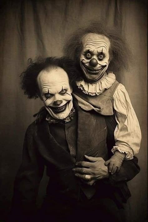 Creepy Portraits, Creepy Clown Pictures, Clowns Halloween, Fear Of Clowns, Creepy Old Photos, Creepy Circus, Creepy Clowns, Pierrot Clown, Vintage Halloween Photos