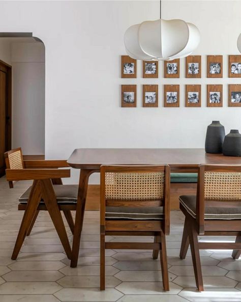 Dining Table Trends, Indian Dining Room, Dining Room Furniture Ideas, Modern Traditional Living Room, Table Trends, Room Furniture Ideas, Indian Home Design, Indian Home Interior, Traditional Living