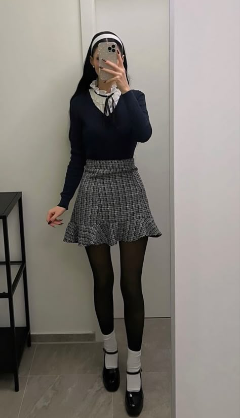 Ig: @persephonesblood 🦢 Pullover Outfit Ideas, Casual New Years Eve Outfits, Preppy Skirt, Winter Sweater Dresses, Cooler Style, Academia Outfits, Skandinavian Fashion, Fashion Outfits Casual, Winter Fashion Outfits Casual