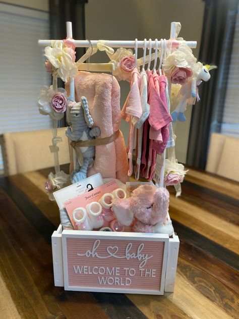 Cute Baby Baskets Gift Ideas, Baby Baskets Gift Ideas, Baby Shower Boxes Diy, Baby Girl Baby Shower Gift Ideas, Baby Shower Gift Ideas For Girls Diy, Baby Shower Basket Gift Ideas Girl, Gender Reveal Gift Basket, Baby Shower Gift Box Ideas, Baby Shower Gift Wrap Ideas