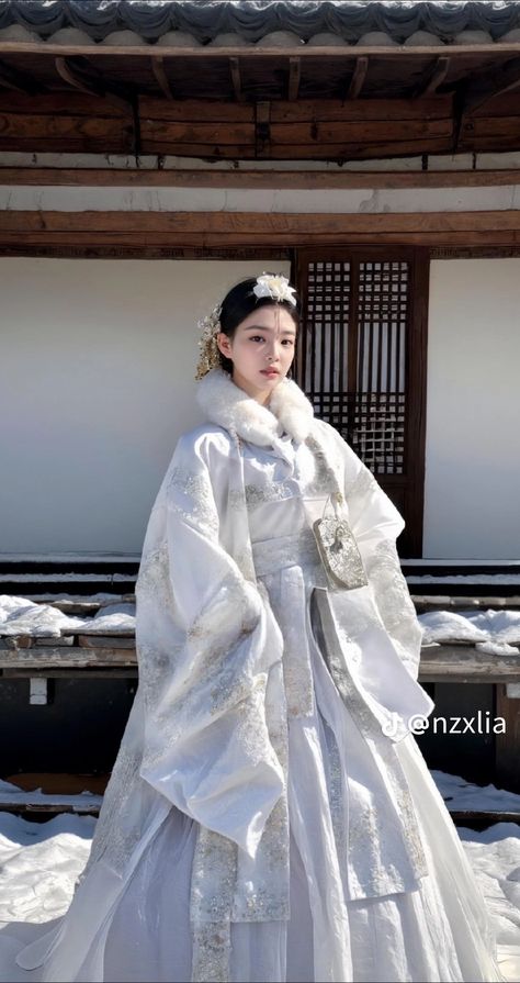 Hanbok Bride, Korean Hanbok Princesses, Princess Hanbok, Korean Royalty, Hanbok Male, Traditional Korean Wedding, Frost Fairy, Hanbok Wedding Dress, Hanbok Wedding