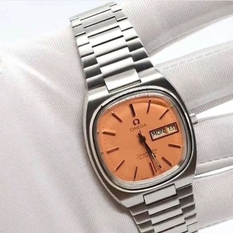 Vintage Omega!!! Our class. So sweet. Vintage Men’s Watches, Omega Vintage Watch, Golden Watch Men, Vintage Omega Watches, Vintage Cartier Watch, Vintage Saat, Casio Vintage Watch, Moonphase Watch, Omega Watch Vintage