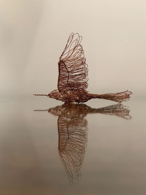 Wire Hummingbird, Hummingbird Sculpture, Hummingbird Wings, Sculptures Sur Fil, Wire Animals, Copper Wire Art, Wire Art Sculpture, Wire Sculptures, Metal Embossing