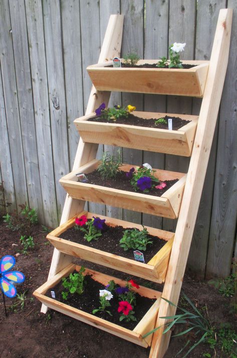 Herb Garden Ladder, Herb Ladder, Flower Ladder, Garden Ladder Ideas, Ladder Garden, Diy Pool Ideas, Vertical Herb Gardens, Ladder Diy, Ladder Planter