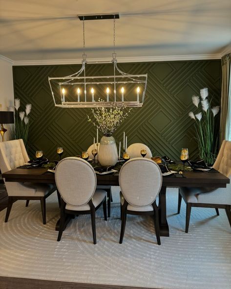 22+ Gorgeous Green Accent Wall Ideas (2025) - DrExplains Emerald Green Dining Room Ideas, Dark Green Dining Room Walls, Wallpaper Dining Room Accent Wall, Dining Room Accent Wall Ideas, Green Dining Room Walls, Green Accent Wall, Farm House Dining Room, Dining Room Accent Wall, Accent Wall Design