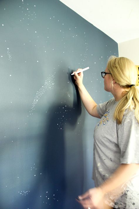 How to Paint a Night Sky Mural www.BrightGreenDoor.com Sky Mural, Boys Shared Bedroom, Sky Ceiling, Wall Murals Diy, Kids Room Paint, Space Nursery, Space Room, Big Boy Room, Bedroom Paint