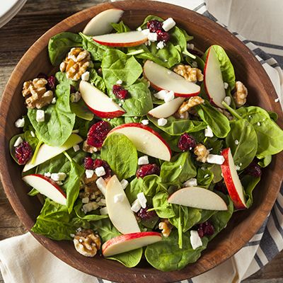 Spinach Salad with Maple Dressing Salad Caprese, Cranberry Spinach Salad, Cranberry Walnut Salad, Apple Walnut Salad, Orange Vinaigrette, Apple Salad Recipes, Spinach Salad Recipes, Waldorf Salad, Cranberry Salad