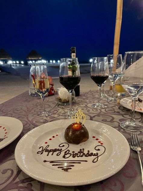 Birthday Dinner On The Beach, Bahamas Birthday Trip, Fancy Bday Dinner, Vacation Birthday Ideas, Birthday Vacation Aesthetic, Birthday In Hawaii, Birthday Trip Aesthetic, Birthday On Vacation, Beach Dinner Aesthetic