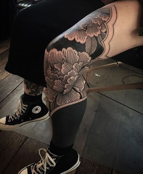 Black Sleeve Tattoo, Full Sleeve Tattoo Design, Blackout Tattoo, Tattoos Geometric, Full Body Tattoo, Leg Sleeve Tattoo, Full Sleeve Tattoos, Full Sleeve Tattoo, Knee Tattoo