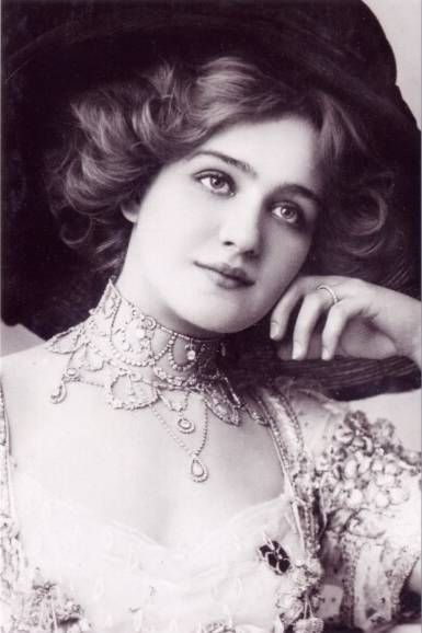 Lily Elsie, popular English actress and singer during the Edwardian era, best known for her starring role in the hit London premiere of Franz Lehár's operetta The Merry Widow. Lily Elsie, Vintage Foto's, Portrait Vintage, Photo Vintage, Edwardian Fashion, Vintage Portraits, Edwardian Era, Look Vintage, White Photo