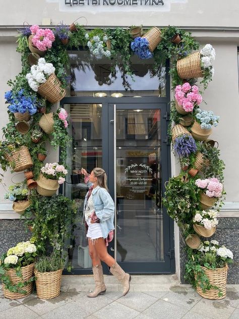 Small Floral Shop Interior, Florist Shop Window Display, Gift Shop Window Display Ideas, Floral Shop Exterior, Flower Shop Display Ideas, Flower Store Interior, Flower Shop Window Displays, Flower Shop Exterior, Garden Window Display