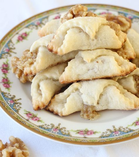 Traditional Hungarian Walnut Roll RECIPE ON SITE Lumpia Filipino, Walnut Roll, Hungarian Cookies, Nut Roll Recipe, Nut Roll, Recipe With Cream Cheese, Nut Rolls, Roll Cookies, Hungarian Recipes