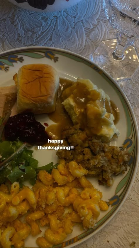 Thanksgiving Dinner Aesthetic, Aesthetic Turkey, Turkey Lunch, Thanksgiving Vibes, Vegan Thanksgiving Dinner, Thanksgiving Aesthetic, Friends Giving, Thanksgiving Plates, Dinner Aesthetic