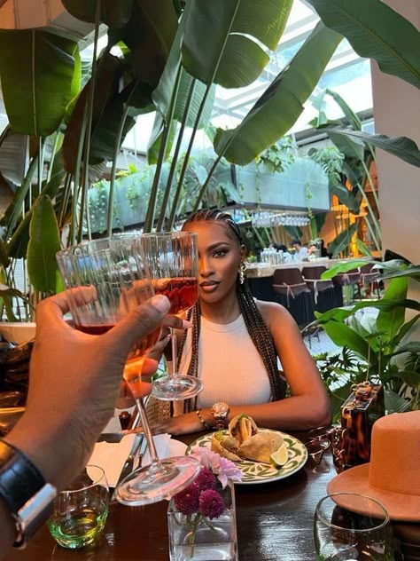 Couple Poses Dinner Date, Date At Restaurant Couple Aesthetic, Restaurant Picture Poses, How To Pose In Restaurant, Restaurants Pictures Ideas, Black Restaurant Aesthetic, Couples Restaurant Aesthetic, Date Vibes Aesthetic, Restaurant Photoshoot Ideas Aesthetic