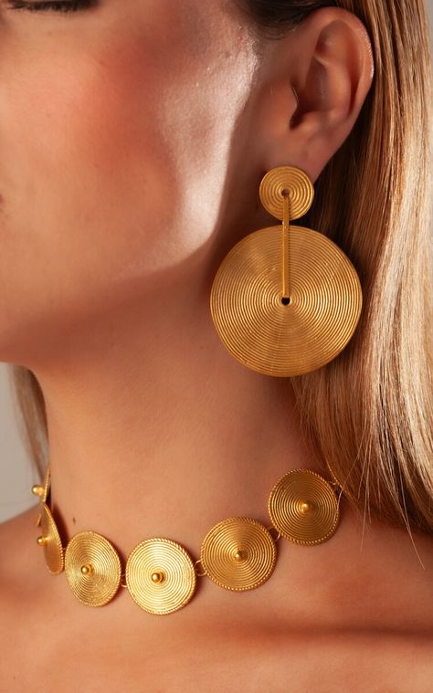 MODA OPERANDI: CANO IMakmu 24K Gold-Plated Necklace & Earrings… Pear Body Shape Outfits, Colombian Jewelry, Dramatic Necklace, Pear Body, Pear Body Shape, Key Jewelry, Jewellery Inspiration, 24kt Gold, Gold Plated Necklace