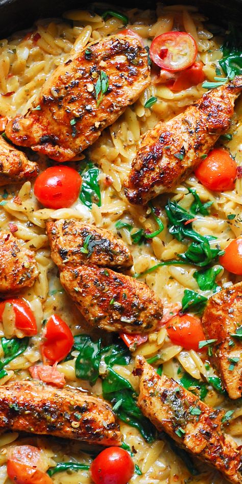 Chicken Orzo with Spinach, Cherry Tomatoes, and Basil Pesto - close-up photo. Creamy Chicken Orzo, Orzo With Spinach, Mediterranean Diet Recipes Dinners, Resep Pasta, Easy Mediterranean Diet Recipes, Orzo Recipes, Chicken Orzo, Resep Diet, Basil Pesto