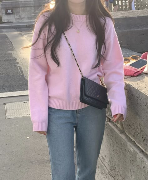 Girly Outfits Pink Aesthetic, Pink Sweater Outfit Aesthetic, Light Jeans Outfit Winter, Pink Casual Outfit, Pink Sweater Outfit, Light Pink Jeans, Looks Kate Middleton, Light Pink Cardigan, Light Pink Sweater