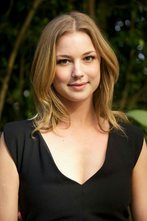 Emily VanCamp. Actress ❤ Emily Vancamp, A Woman, Wallpapers, Black