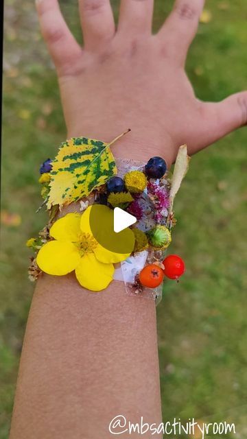 NURDAN on Instagram: "Nature Bracelets for kids 🌸 #naturecrafts #clasohlson #luonto #craftsforkids #summer #summervibes #activitiesforkids #ideasformums #funforkids #family #craftideas #kidscrafts #sendeyapsana @recycleandplay @recyclemeplay @oyunperestofficial @oyunla_ogreniyorum @aktivitepaylasimi @montessori_activities @koodakekhallagh @annedirhersey" Natural Resources Activities, Nature Walk Activities, Color Hunt, Bracelets For Kids, Nature Hunt, Sensory Activities Toddlers, Montessori Ideas, Nature Walk, Nature Kids