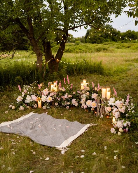 Field Proposal Setup, Engagement Proposal Decorations Outdoor, Whimsical Proposal Ideas, Minimalistic Proposal Ideas, Proposal Under Tree, Outside Engagement Ideas, Cottage Core Proposal, Field Of Flowers Proposal, Proposals In Nature