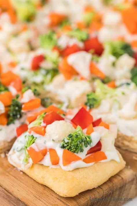 Check out this Crescent Roll Veggie Pizza Appetizer. It's so easy! Even those that do not like veggies, will love this crescent roll pizza appetizer. Pizza Ring Recipe Crescents, Pizza Appetizers Easy, Healthy Easter Dinner Recipes, Healthy Easter Dinner, Veggie Pizza Recipes, Cold Vegetable Pizza, Pizza For Kids, Spring Pizza, Cheese Crescent Roll Recipes