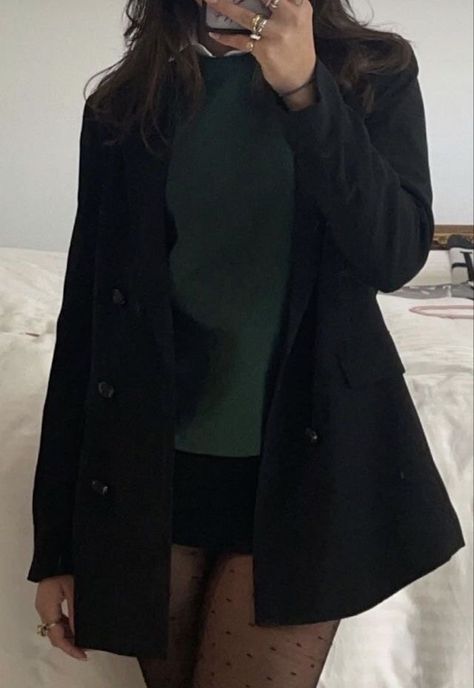 Slytherin Clothes Aesthetic, Slytherin Girl Outfit, Slytherin Aesthetic Fashion, Slytherin Aesthetic Outfit, Slytherin Outfit Ideas, Slytherin Inspired Outfits, Slytherin Uniform, Slytherin Girl, Slytherin Clothes