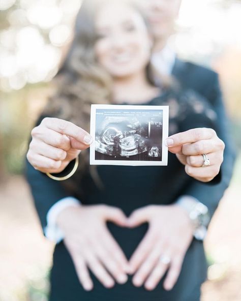 Maternity Photography With Letter Board, Simple Maternity Shoot Plus Size, Baby Reveal Ideas Photoshoot, Diy Maternity Photos Outside, Maturity Shoot Ideas, Maternity Announcement Photography, Baby Announcing Ideas Photoshoot, Pregnancy Announcement Poses Couple, Pregnancy Photo Announcement