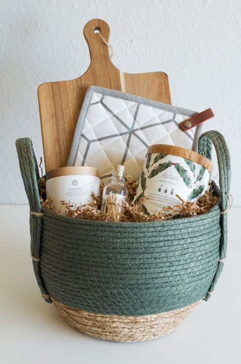 Oasis Decor, Creative Gift Baskets, Homemade Gift Baskets, Housewarming Gift Baskets, Themed Gift Baskets, Best Housewarming Gifts, Christmas Gift Basket Ideas, Diy Gift Baskets, Christmas Gift For Mom