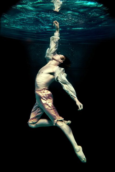 Floating male, reaching Dancing Poses Drawing, Drawing Poses Male, Edgy Photography, Underwater Photoshoot, Dancing Poses, Photography Underwater, Underwater Portrait, Underwater Camera, Underwater Photos